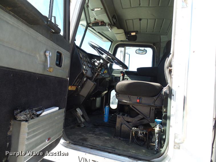 image for item DD5943 1996 Peterbilt 379 semi truck