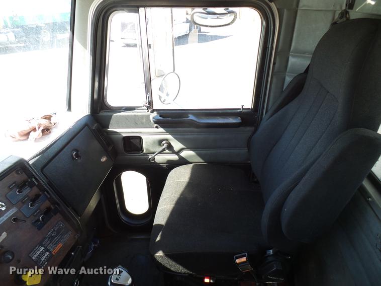 image for item DD5943 1996 Peterbilt 379 semi truck