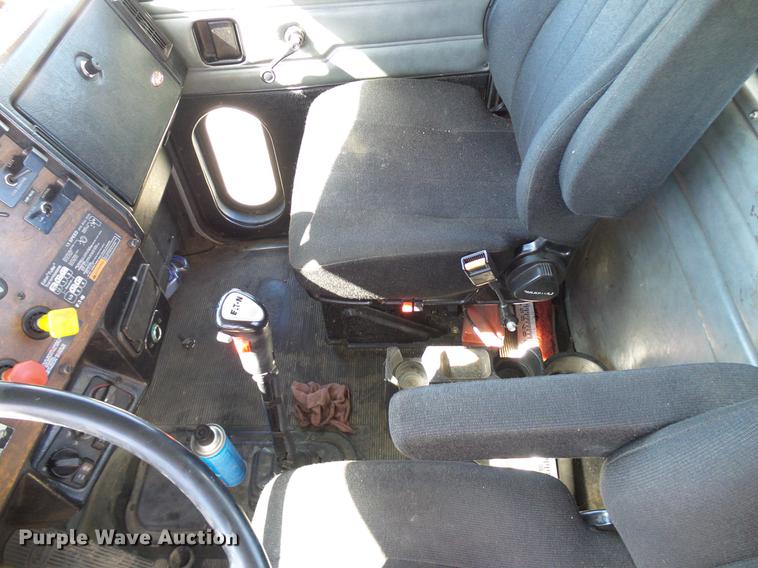 image for item DD5943 1996 Peterbilt 379 semi truck