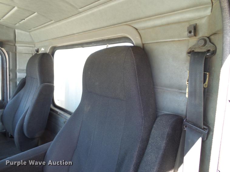 image for item DD5943 1996 Peterbilt 379 semi truck