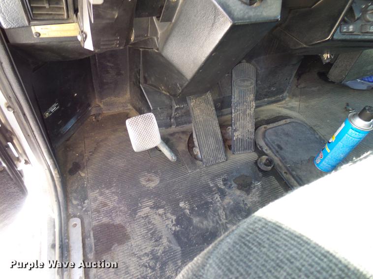 image for item DD5943 1996 Peterbilt 379 semi truck