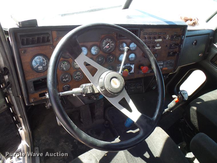 image for item DD5943 1996 Peterbilt 379 semi truck