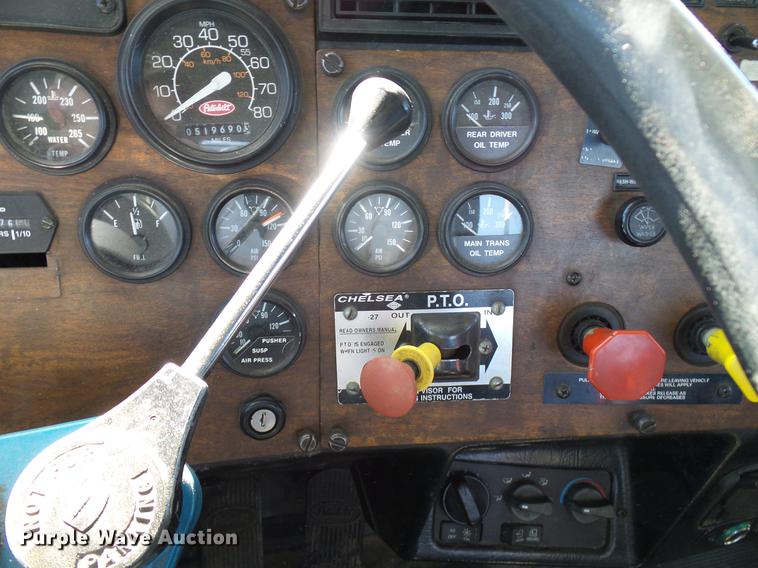 image for item DD5943 1996 Peterbilt 379 semi truck