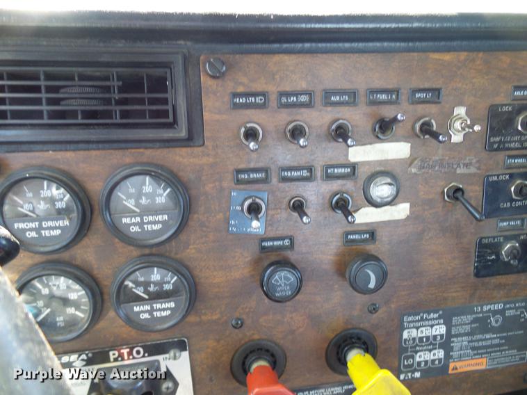 image for item DD5943 1996 Peterbilt 379 semi truck