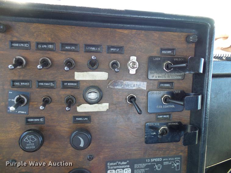 image for item DD5943 1996 Peterbilt 379 semi truck