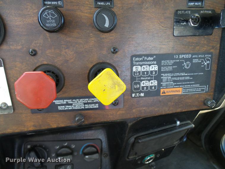 image for item DD5943 1996 Peterbilt 379 semi truck