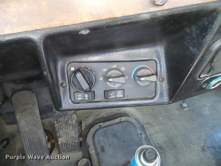 image for item DD5943 1996 Peterbilt 379 semi truck