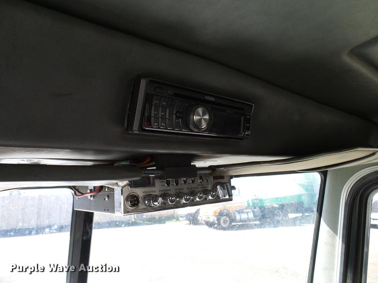 image for item DD5943 1996 Peterbilt 379 semi truck