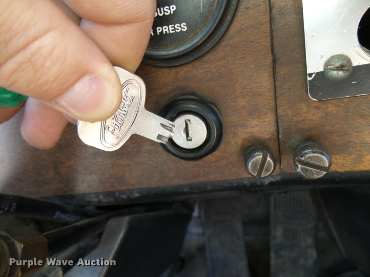 image for item DD5943 1996 Peterbilt 379 semi truck