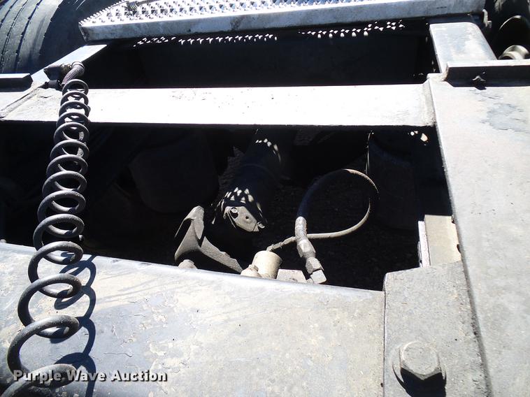 image for item DD5943 1996 Peterbilt 379 semi truck