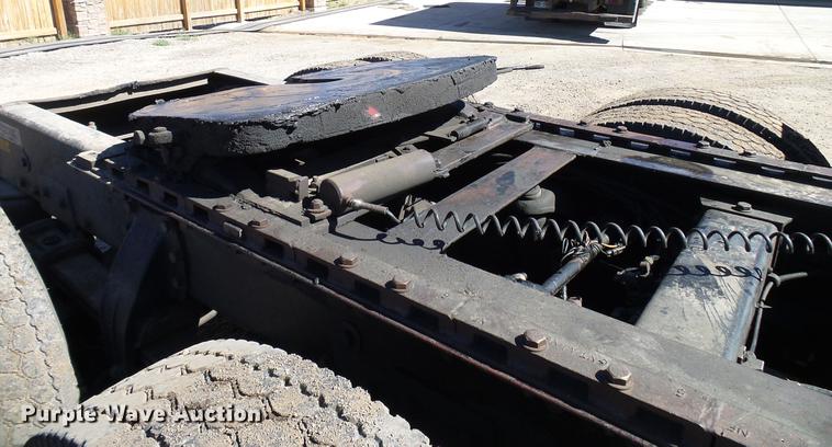 image for item DD5943 1996 Peterbilt 379 semi truck