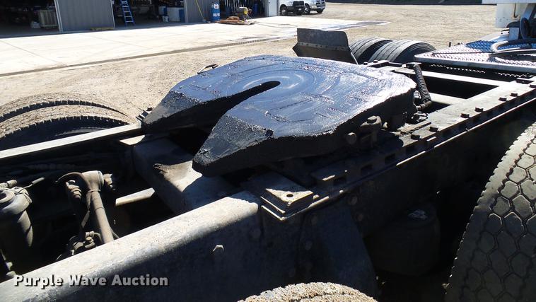 image for item DD5943 1996 Peterbilt 379 semi truck