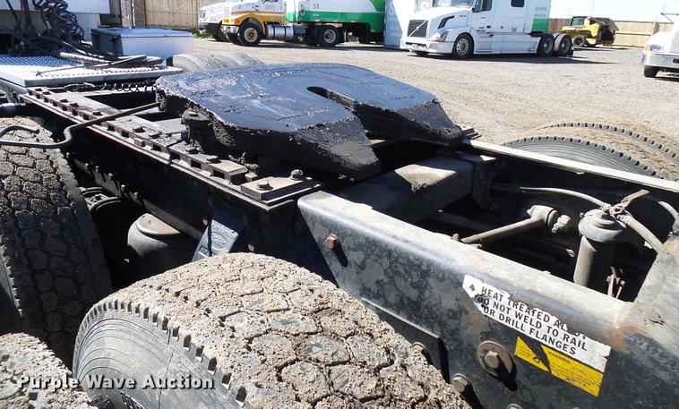 image for item DD5943 1996 Peterbilt 379 semi truck