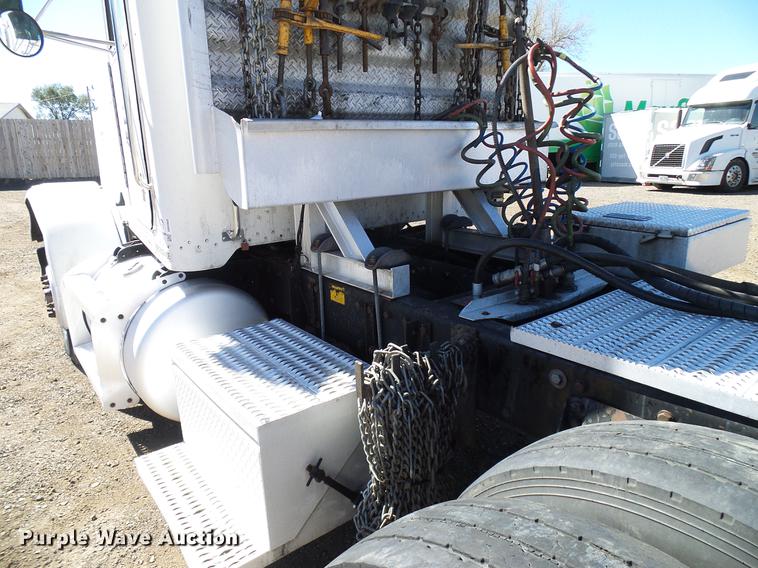 image for item DD5943 1996 Peterbilt 379 semi truck
