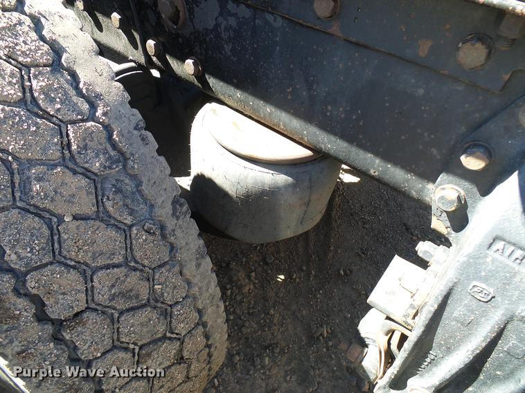 image for item DD5943 1996 Peterbilt 379 semi truck