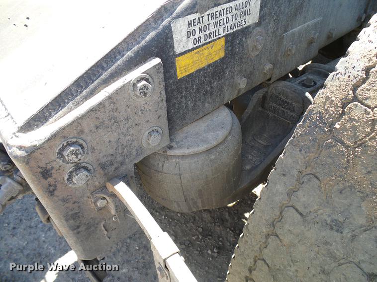 image for item DD5943 1996 Peterbilt 379 semi truck