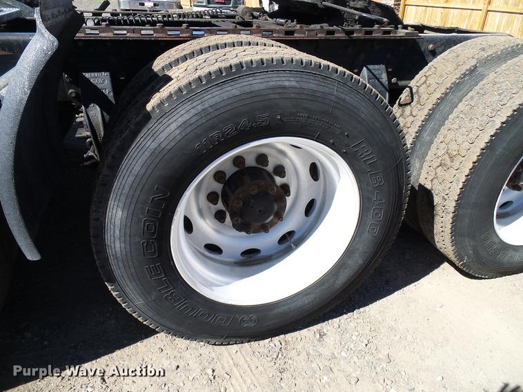 image for item DD5943 1996 Peterbilt 379 semi truck