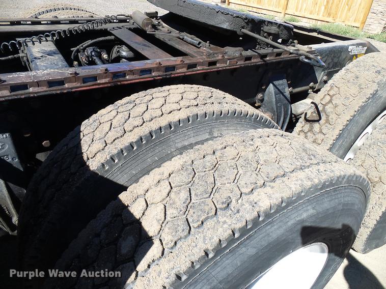 image for item DD5943 1996 Peterbilt 379 semi truck