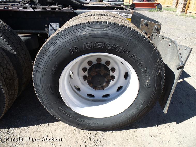 image for item DD5943 1996 Peterbilt 379 semi truck