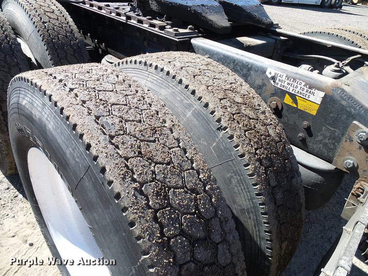 image for item DD5943 1996 Peterbilt 379 semi truck