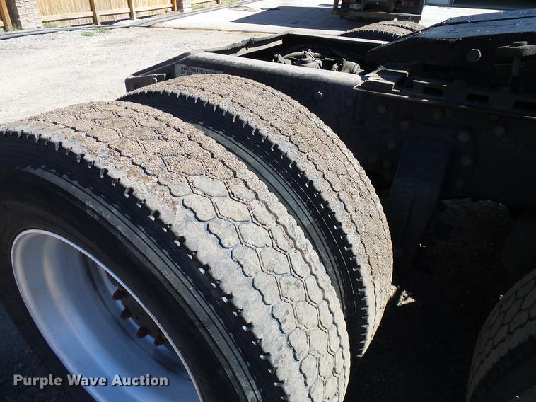 image for item DD5943 1996 Peterbilt 379 semi truck