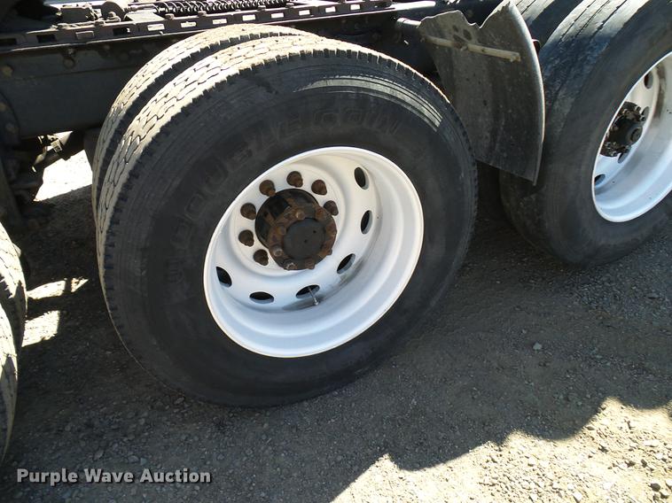 image for item DD5943 1996 Peterbilt 379 semi truck