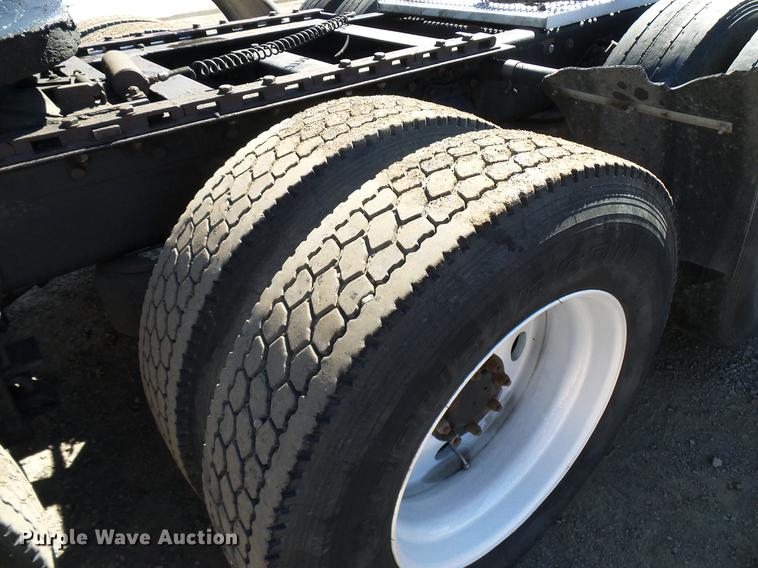 image for item DD5943 1996 Peterbilt 379 semi truck