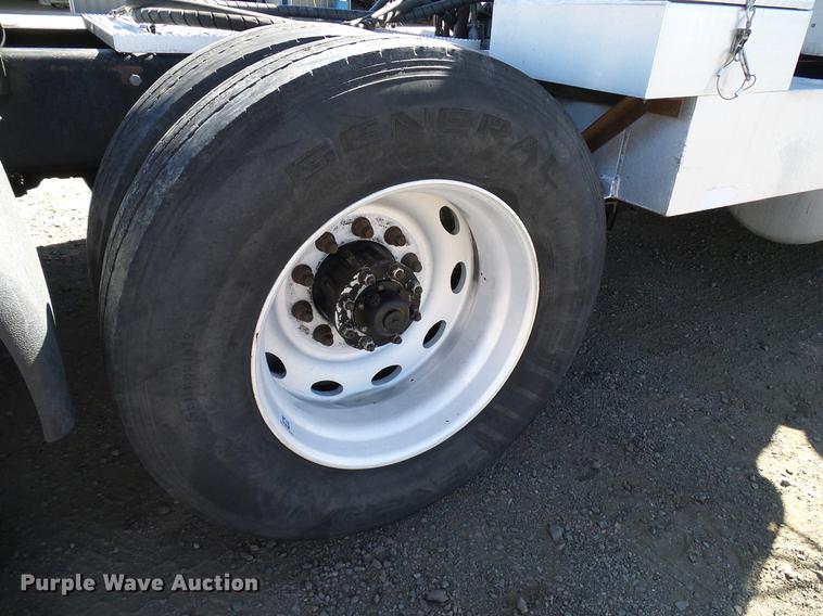 image for item DD5943 1996 Peterbilt 379 semi truck