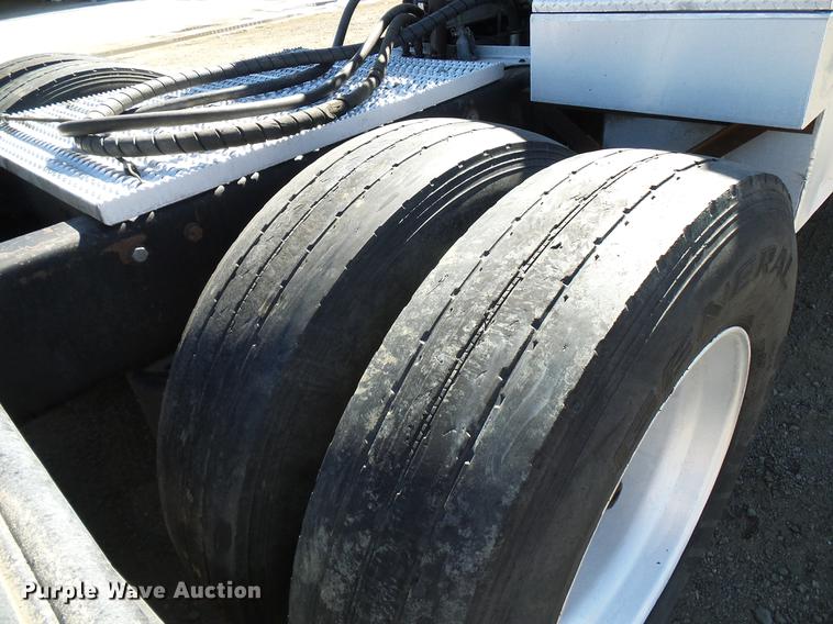image for item DD5943 1996 Peterbilt 379 semi truck