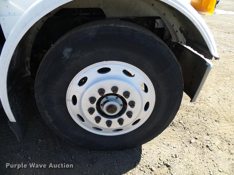 image for item DD5943 1996 Peterbilt 379 semi truck