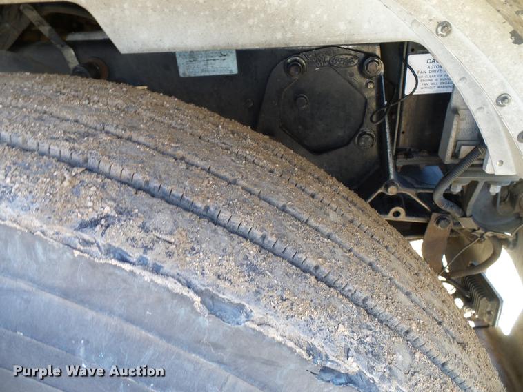 image for item DD5943 1996 Peterbilt 379 semi truck