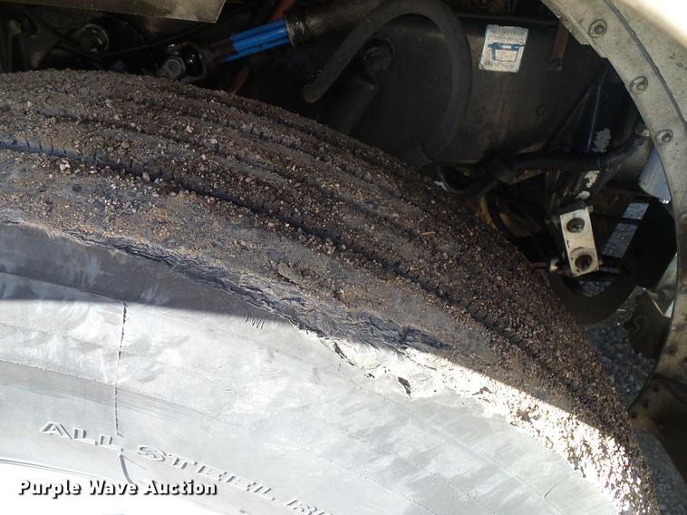 image for item DD5943 1996 Peterbilt 379 semi truck