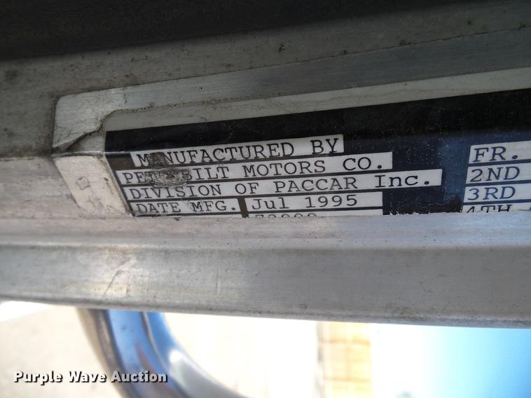 image for item DD5943 1996 Peterbilt 379 semi truck