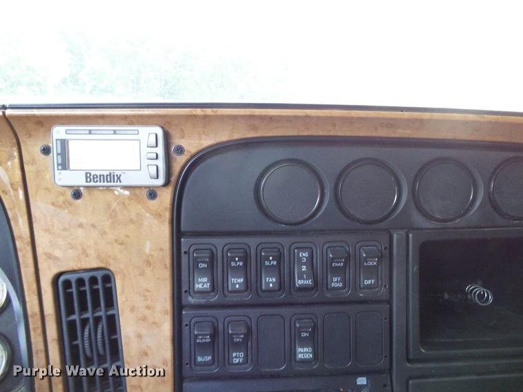 image for item DD8343 2013 International ProStar Plus semi truck