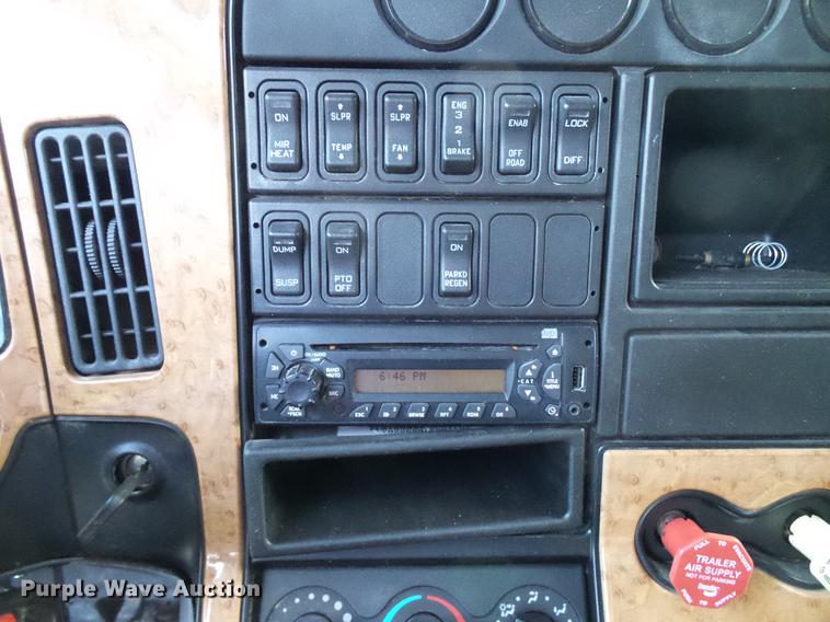 image for item DD8343 2013 International ProStar Plus semi truck