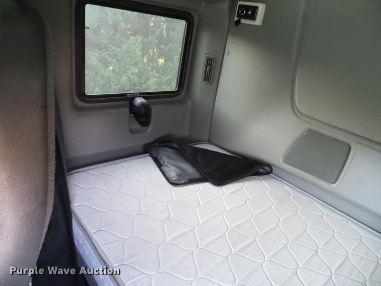 image for item DD8343 2013 International ProStar Plus semi truck