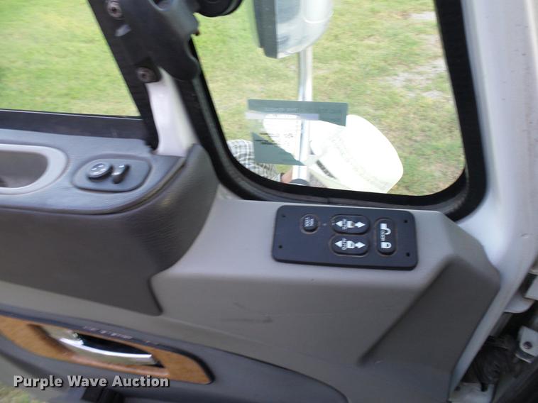 image for item DD8343 2013 International ProStar Plus semi truck