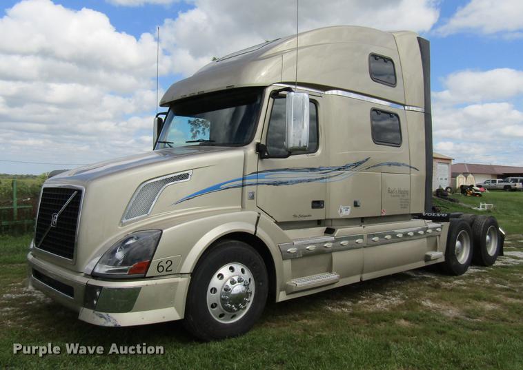 image for item DE5256 2009 Volvo VN semi truck