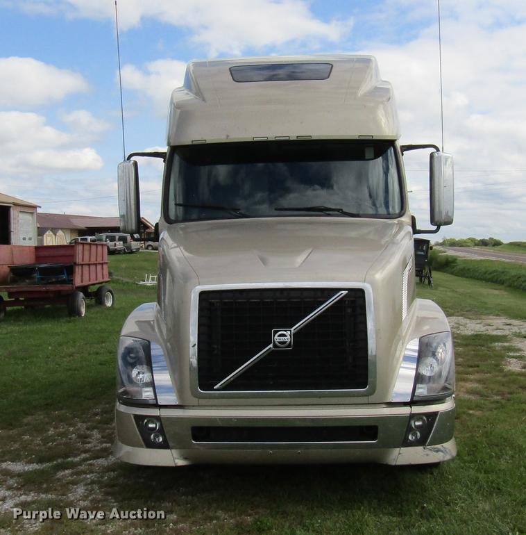 image for item DE5256 2009 Volvo VN semi truck