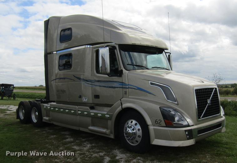 image for item DE5256 2009 Volvo VN semi truck