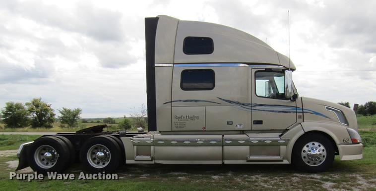 image for item DE5256 2009 Volvo VN semi truck