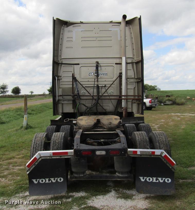 image for item DE5256 2009 Volvo VN semi truck