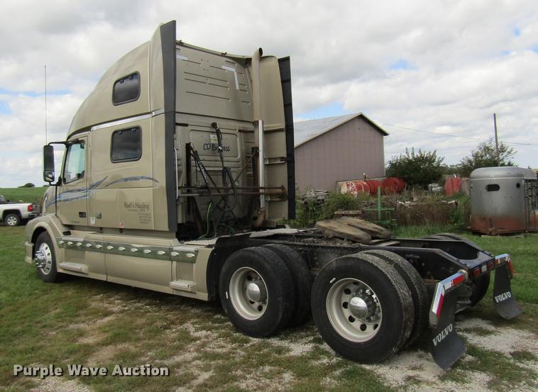 image for item DE5256 2009 Volvo VN semi truck