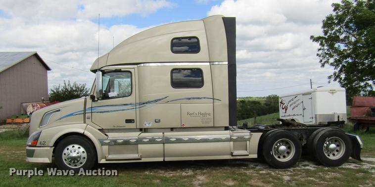image for item DE5256 2009 Volvo VN semi truck