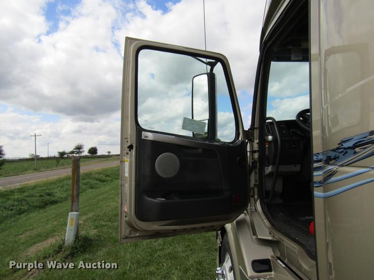 image for item DE5256 2009 Volvo VN semi truck