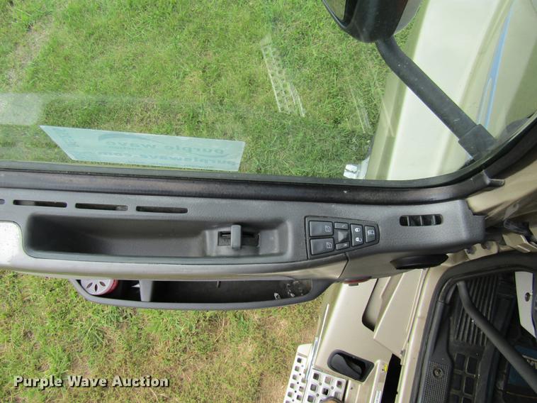 image for item DE5256 2009 Volvo VN semi truck