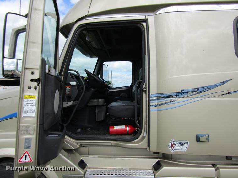 image for item DE5256 2009 Volvo VN semi truck