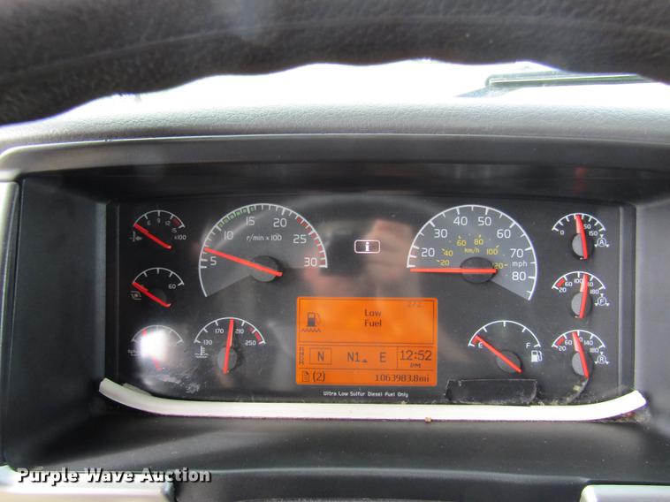 image for item DE5256 2009 Volvo VN semi truck