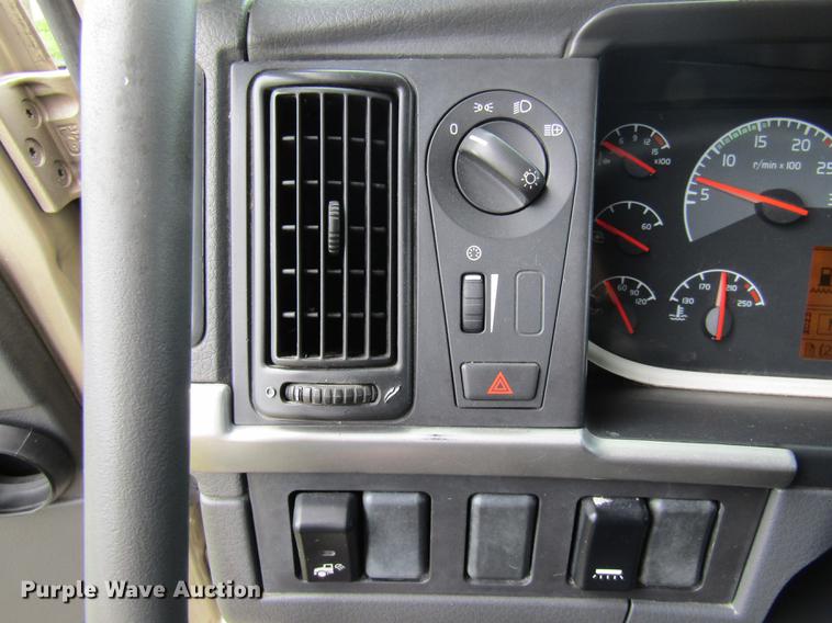 image for item DE5256 2009 Volvo VN semi truck