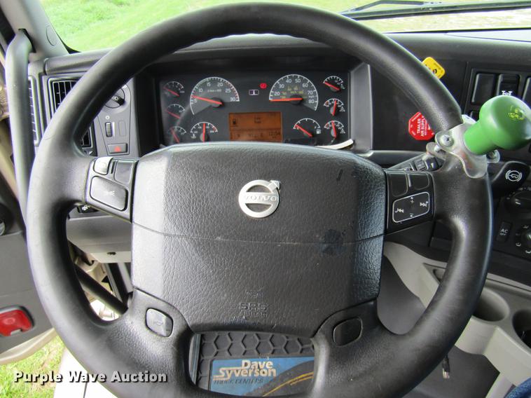 image for item DE5256 2009 Volvo VN semi truck